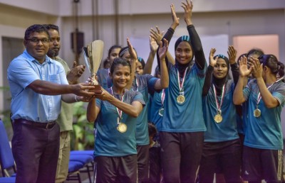 ފިރިހެން ޗެމްޕިއަންކަން ޓީރެކްސް އަށް، އަންހެން ތަށި ޓައިޓަންސް ހޯދައިފި