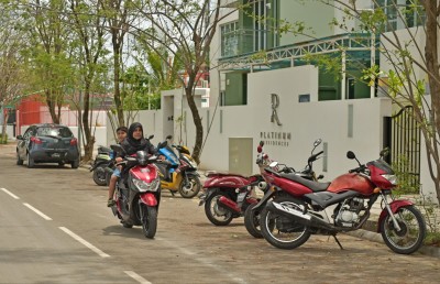 ހުޅުމާލޭގައި މީހުން ދިރިއުޅޭ ހާލަތު ބެލުމަށް އެޗްޑީސީން ޒިޔާރަތްކުރަނީ