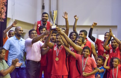 ފިރިހެން ޗެމްޕިއަންކަން ޓީރެކްސް އަށް، އަންހެން ތަށި ޓައިޓަންސް ހޯދައިފި