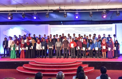 400 އަށް ވުރެ ގިނަ ފޮޓޯގްރާފަރުން ތަމްރީނު ކޮށްފި