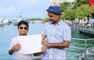 ޝާހްރުކްގެ ރާއްޖޭގެ އެންމެ ބޮޑު ފޭން އަޝްރަފް އަށް ހާއްސަ އެވޯޑެއް