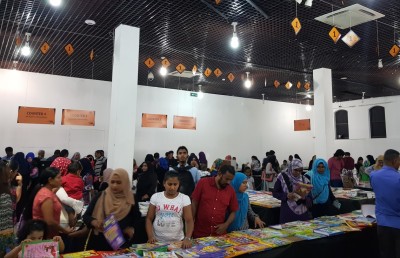 ނޮވެލްޓީ ފޮތް މައުރަޒު ފަށައިފި، 100،000 އަށް ވުރެ ގިނަ ފޮތް ހުންނާނެ!