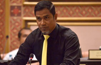 ފުލުހެއްގެ ގައިގައި ދަތްއެޅި ކަމުގެ ތުހުމަތު މެމްބަރު ނާޒިމަށް