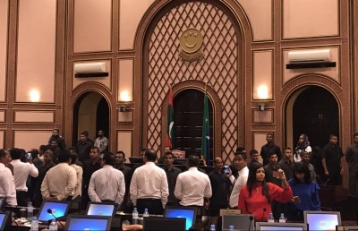 ފޭސްބުކުން މަޖިލިސް ލައިވްކުރާތީ ބްރޯޑްކޮމް އިން ކަންބޮޑުވެއްޖެ!