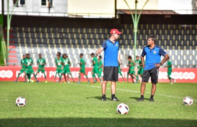 ކުޅުންތެރިންނަށް ތައުރީފް ކުރިއިރު، ކޯޗު މާޔޫސްވެފައި