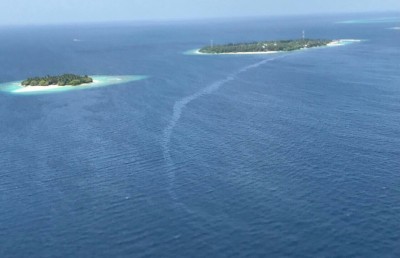 ކެންދޫ ކައިރިއަށް އަޑިއަށް ދިޔަ ބޯޓުން ތެޔޮ ލީކުވުން ނުހުއްޓި ފެތުރެނީ!