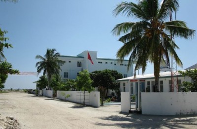 ގެނބުނު ދެމަފިރިން ސަލާމަތްކުރަން ދިޔަ ފުލުހަކު އެކްސިޑެންޓުވެ ފަރުވާއަށް މާލެ ގެންނަނީ