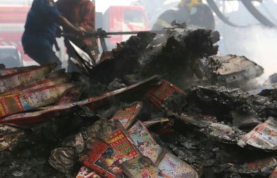 ބަޑިބޭސް ފެކްޓަރީއެއް ގޮވި އިރު ސަލާމަތްވި ކުޑަކުއްޖާ