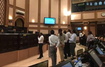 އިދިކޮޅު މެމްބަރުން އިހްތިޖާޖުގައި، ޖަލްސާއަށް 13 މިނިޓު!