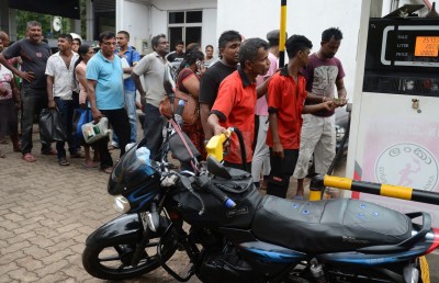 ލަންކާގައި ތެލުގެ ދަތިކަން ކުރިމަތިވެ ތެޔޮ އަޅަން ދިގު ކިޔޫތައް ހަދައިފި