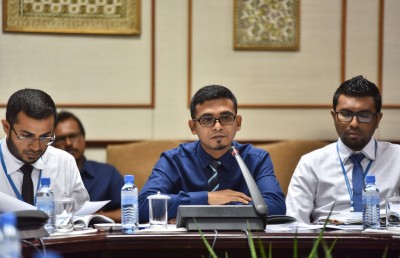 ބަޖެޓުގައި ޖަހާފައި ނެތަސް، އެއާޕޯޓުތައް އަޅާނަން: މުނައްވަރު