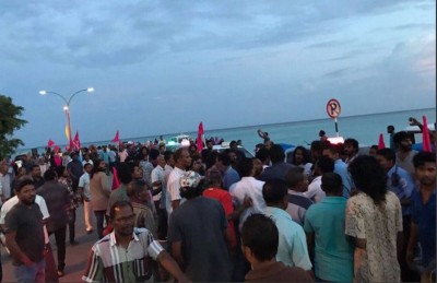 ތިނަދޫގައި ސަރުކާރާއި އިދިކޮޅު ސަޕޯޓަރުންގެ މެދުގައި ހަމަނުޖެހުން ހިނގައި ބަޔަކަށް އަނިޔާވެއްޖެ