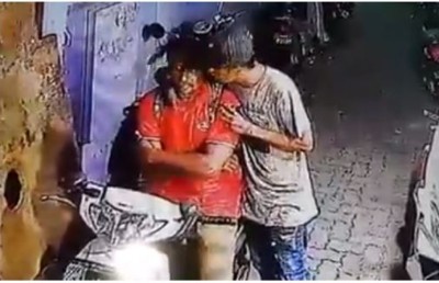 މާލޭގައި މީހެއްގެ ކަރުގައި ވަޅިޖައްސައި ފޭރެން އުޅެފި