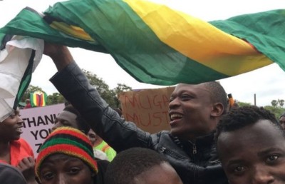 މުގާބޭއާ ދެކޮޅަށް ޒިމްބާބުވޭގައި ބޮޑު މުޒާހަރާއެއް ކުރަނީ