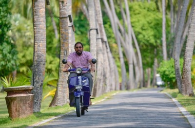 ގާސިމް ވަނީ ގަވާއިދާ ޚިލާފުވެފައި، ރާއްޖެ ގެނައުމުގެ ކަންކަން އެބަކުރޭ: އަޒްލީން