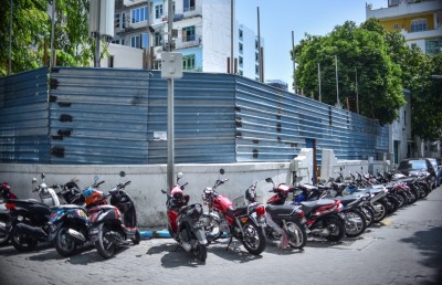 12 ބުރީގެ އިމާރާތް ހަދަނީ ބިހުރޯޒު ކަމަނާ މިސްކިތާ ޖެހިގެން ހުރި ގުދަނުގައި