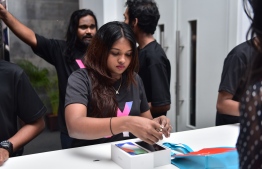 ކުލަގަދަ ހަފުލާއާއެކު ދިރާގުން އައިފޯނު 10 ވިއްކަން ފަށައިފި