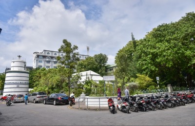 ހުކުރު މިސްކިތުގެ ޕާކްގައި ކެފޭ ހެދުން މެދުކަނޑާލައިފި