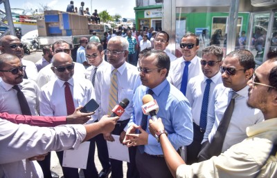 12 މެމްބަރުން އެއްފަހަރާ ކޯޓަށް ހާޒިރު ކުރުމަކީ ގާނޫނު ތަނެއް ދޭ ކަމެއް ނޫން: ސުއޫދު