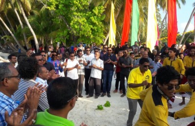ސަޕޯޓަރެއްގެ ކުއްލި މަރަށް ފަހު ވެސް އިދިކޮޅު މީހުން ޖަލްސާ ބޭއްވުމުން ފާޑުކިޔަނީ