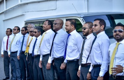 އެއް ބޭފުޅަކަށް ވަކީލަކު ހަމަނުޖެހޭތީ 12 މެމްބަރުންގެ ޝަރީއަތް ކުރިއަކަށް ނުގެންދެވުނު