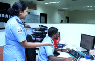 ގޮތްދޫނުކޮށް ކުރީ ސަފަށް ނުކުތް އަންހެން ފުލުސް