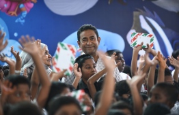 ހިތާނުކުރި ކުދިންނަށް ރައީސް ހަދިޔާއަކަށް ދެއްވީ ޓެބްލެޓެއް