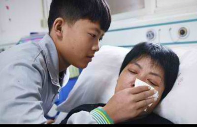 ކިޔެވުން މެދުކަނޑާލާފައި މަންމަގެ ފުރާނަ ސަލާމަތްކުރުމުގެ މަސައްކަތުގައި