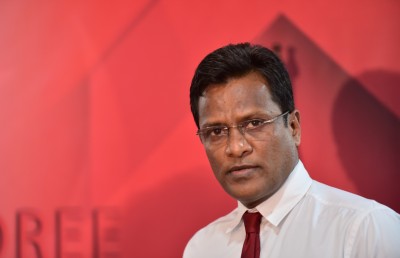 އުމަރު ޖޭޕީ އަށް ސޮއިކުރައްވައިފި