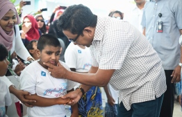 ހިތާނުކުރި ކުދިންނަށް ރައީސް ހަދިޔާއަކަށް ދެއްވީ ޓެބްލެޓެއް
