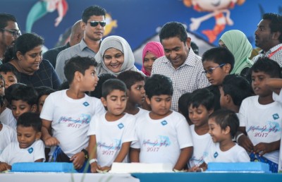 ހިތާނުކުރި ކުދިންނަށް ރައީސް ހަދިޔާއަކަށް ދެއްވީ ޓެބްލެޓެއް