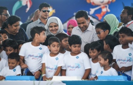 ހިތާނުކުރި ކުދިންނަށް ރައީސް ހަދިޔާއަކަށް ދެއްވީ ޓެބްލެޓެއް