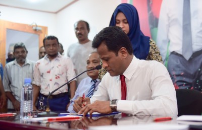 އުމަރު ޖޭޕީ އަށް ސޮއިކުރައްވައިފި
