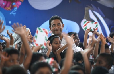 ހިތާނުކުރި ކުދިންނަށް ރައީސް ހަދިޔާއަކަށް ދެއްވީ ޓެބްލެޓެއް