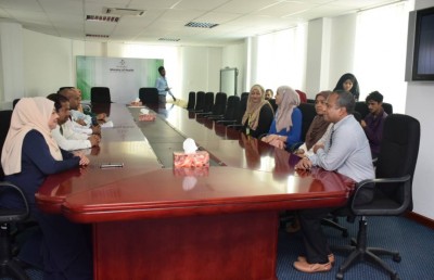 އެވިޑް ކޮލެޖުން ގުރައިދޫ މަރުކަޒަށް 200 ފޮތް ހަދިޔާކޮށްފި