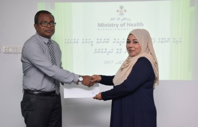 އެވިޑް ކޮލެޖުން ގުރައިދޫ މަރުކަޒަށް 200 ފޮތް ހަދިޔާކޮށްފި