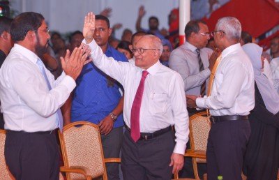 މަޝްވަރާކުރުމަކީ އިސްރާފެއް ނޫން ކަމަށް ވިދާޅުވެ ރައީސް ޔާމީނަށް، މައުމޫން ރައްދުދެއްވައިފި