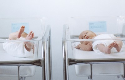 ދެ ކުދިން އޮޅިފައިވާކަން އެނގުނަސް ބަދަލެއް ނުކުރި