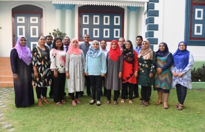 މާލޭ ސްކޫލްތަކުގެ ޕްރިންސިޕަލުންނާ ފަސްޓް ލޭޑީ ބައްދަލުކުރައްވައި، ދަތިތައް އޮޅުން ފިލުއްވައިފި