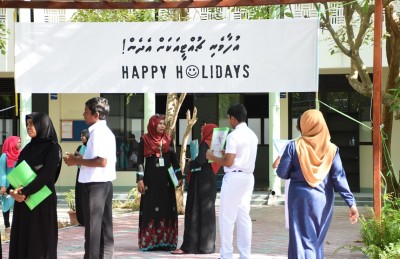 ސްކޫލްތައް ހުޅުވެންވާއިރަށް 400 ޓީޗަރުން ލިބޭނެ ކަމާ މެދު ޝައްކު: އިދިކޮޅު ޕާޓީތައް