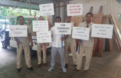 ރާތައް އަތުލުމާ ދެކޮޅަށް ވިލާގެ ރިސޯޓުތަކުގައި މުޒާހަރާ ކުރަނީ