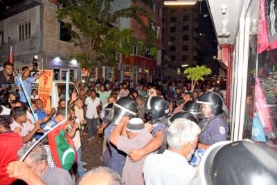 މުޒާހަރާގައި ހައްޔަރުކުރި ނޫސްވެރިޔާގެ ބަންދަށް ފަސް ދުވަސް ޖަހައިފި