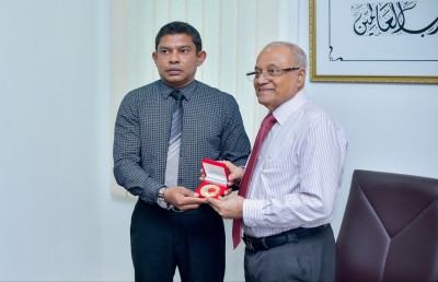 މިލާން ކްރިކެޓް އެކަޑަމީގެ މެޑަލް ރައީސް މައުމޫނަށް