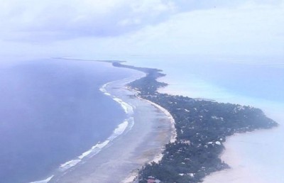 ކިރިބަތީގެ ފެެރީއެއް 50 މީހުންނާ އެކު ގެއްލިގެން ހޯދަނީ