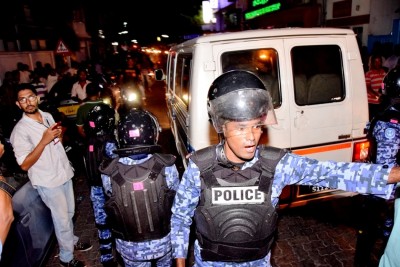 ރޭގެ މުޒާހަރާގައި ބައެއް މީހުން ވަނީ "ގަސްތުގައި" ފުލުހުންނަށް އަނިޔާކޮށްފައި: ފުލުހުން