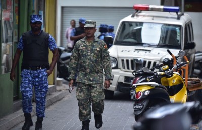 ރިޝްވަތުގެ ތުހުމަތުގައި ތިން ގެއެއް ފާސްކޮށް ތިން މީހަކު ހައްޔަރުކޮށްފި