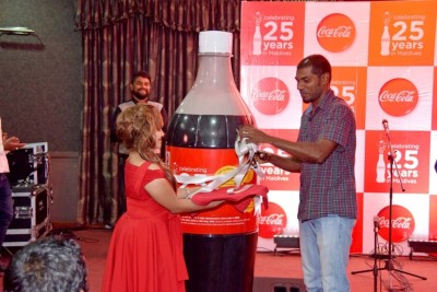 އަގުހުރި އިނާމްތަކަކާއެކު ކޮކާކޯލާގެ ރިހި ޔޫބީލް ފަށައިފި