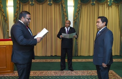 ފާރިސް ދެކެ ރައީސް ޔާމީން ޖެހިލުންވެ ވަޑައިގަންނަވާ: އަދީބު