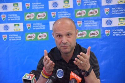 ދިވެހި ފުޓުބޯޅަ ކުރިއަރުވަން ކުޅުންތެރިންގެ އަޚްލާގު ރަނގަޅުކުރަން ޖެހޭ: ނިއުގެ ކޯޗު