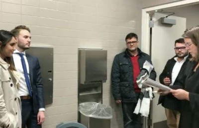 އެމެރިކާ ދެ މީހަކަށް ކޯޓުގެ ފާޚާނާ ތެރޭ ކައިވެނިކުރަން ޖެހިއްޖެ